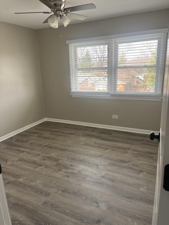 Building Photo - 10805 S Lloyd Dr