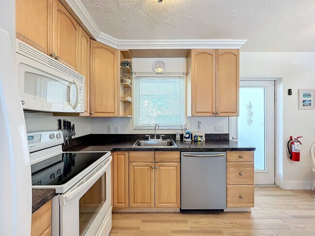 Building Photo - 207 75th St