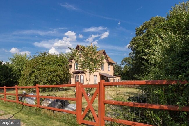 Building Photo - 724 E Locust Ave