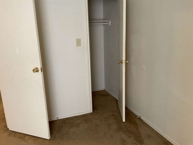 Building Photo - Beautiful Townhome in nice neighborhood - ...