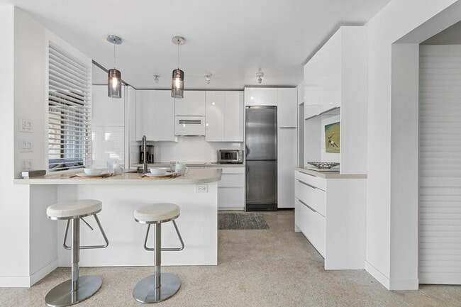 Building Photo - 561 Bayshore Dr