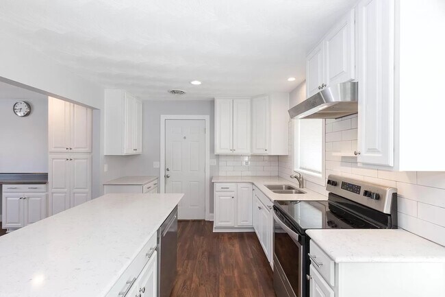 Side door leads to the covered car port - 1105 Golfview Dr