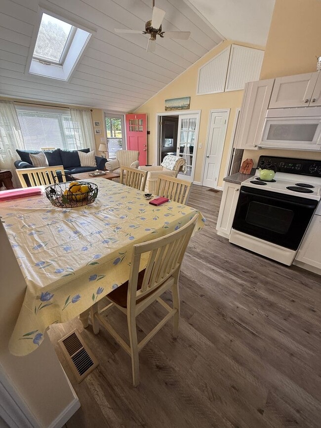 Primary Photo - 2 bedroom ,1 bathroom Ranch style home in ...