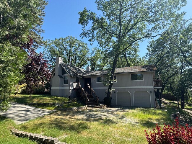 Building Photo - 3 Bedroom 2 Bath Home with Bonus Room larg...