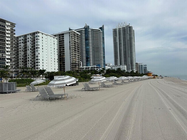 Building Photo - 6039 Collins Ave