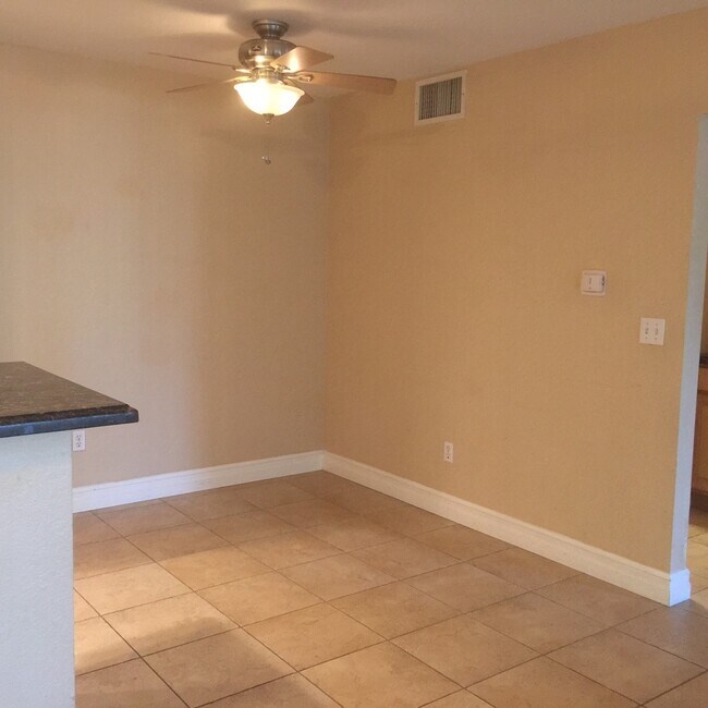 Building Photo - Gated Community * Downstairs 1 bedroom * Community Pool & Fitness Room