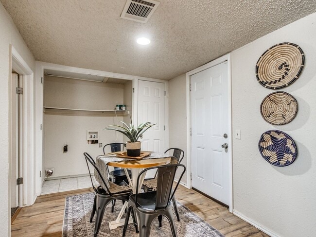Building Photo - 3 bed 1 bath updated with beautiful garage...