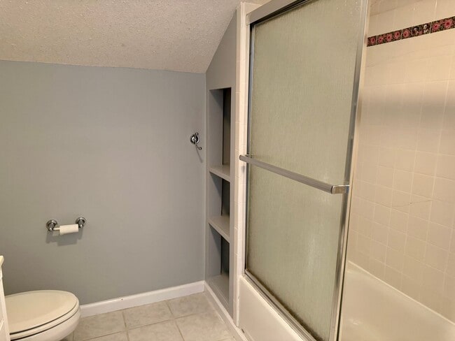 Building Photo - Classic Three Bedroom Home in Hilton Head ...
