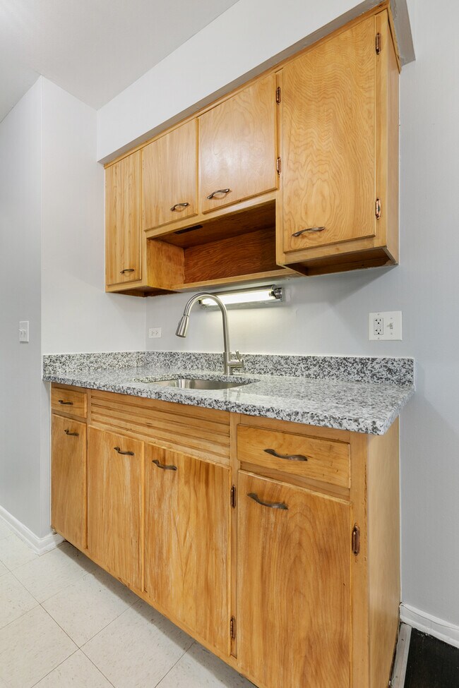 Building Photo - 6021 N Winthrop Ave