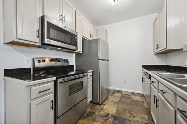 Building Photo - Updated 2 Bedroom Condo in Erie