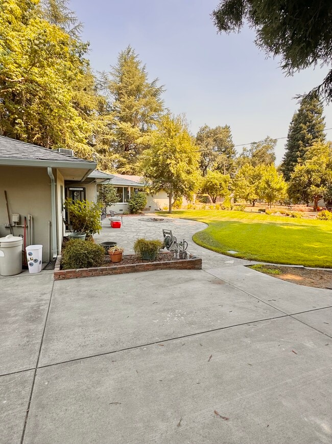 Building Photo - 991 Piedmont Dr