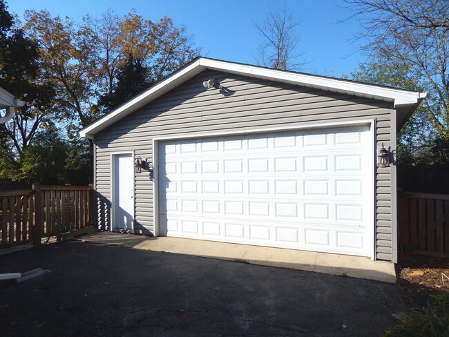 Building Photo - 1985 Navarone Dr