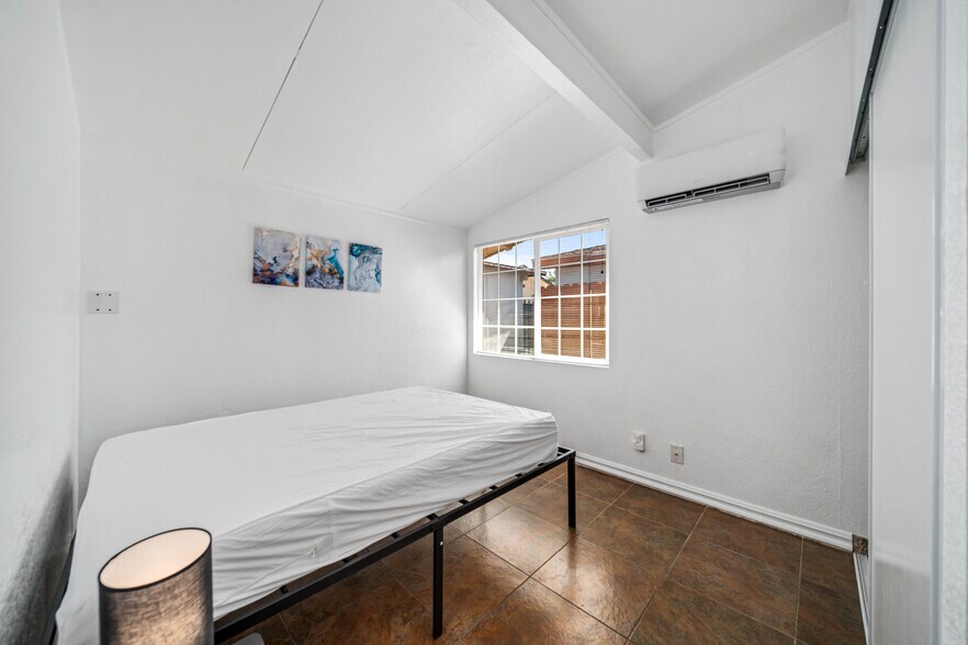 Rooms for Rent-Room 1 - 45426 10th St W