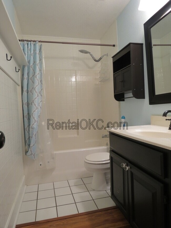 Building Photo - East side Moore 3 Bed 2 Bath no carpets