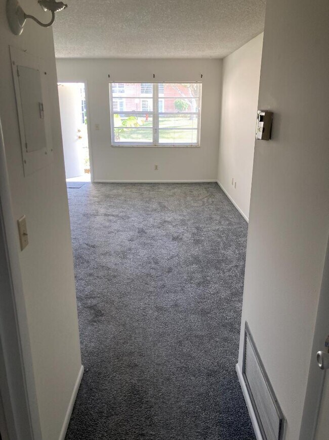 Building Photo - 49 Woodland Dr