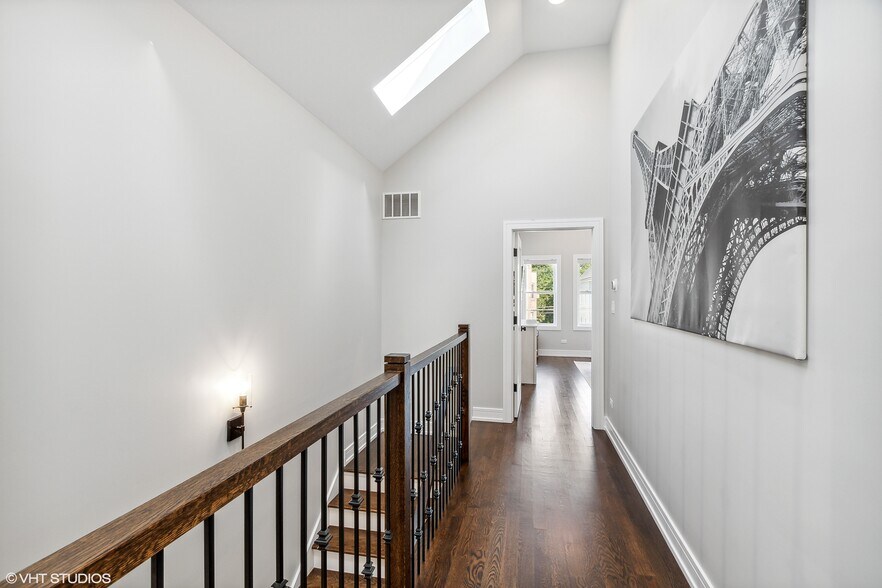Building Photo - 5334 W Leland Ave
