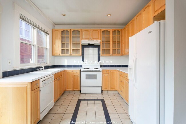 Building Photo - Classic Two Bedroom Bungalow In The Heart Of Sellwood!