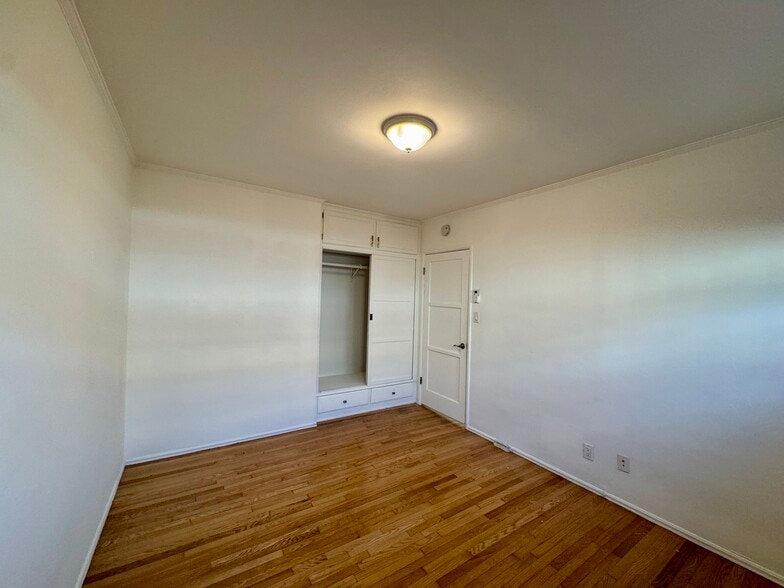 Building Photo - 6122 S Fairfax Ave