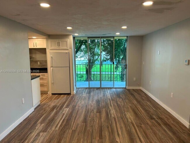 Building Photo - 9320 Fontainebleau Blvd