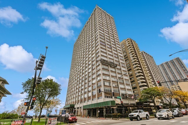 Primary Photo - 6171 N Sheridan Rd