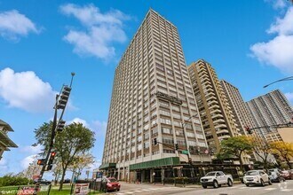 Building Photo - 6171 N Sheridan Rd