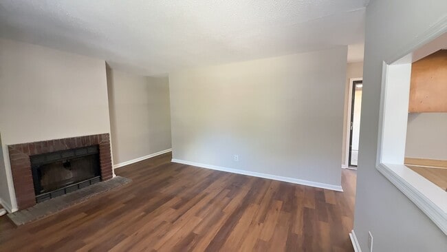 Building Photo - Updated 2 Bedroom Unit!