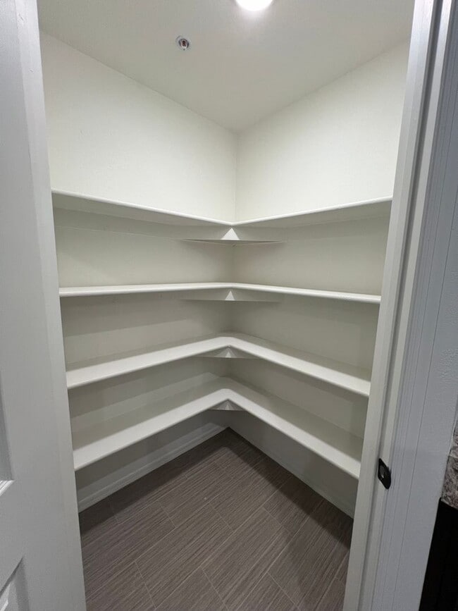 Building Photo - NEWER TOWNHOME!