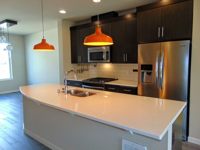 Building Photo - Gorgeous Renton Townhome - 2BR/2.5BA with ...