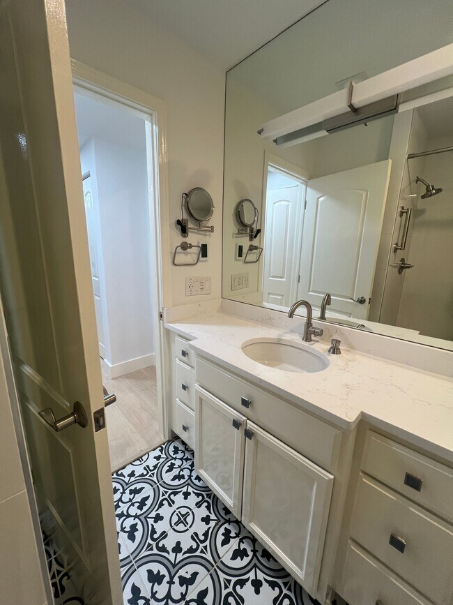 Building Photo - 910 W Hallam St