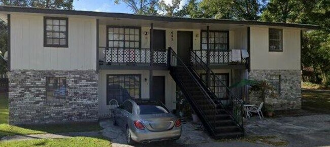 Building Photo - 647 N Carnation St