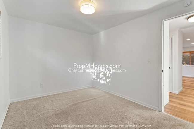 Building Photo - Wonderful Two Bedroom Condo In SE Portland!