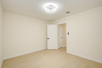 Building Photo - 12803 High Star Dr