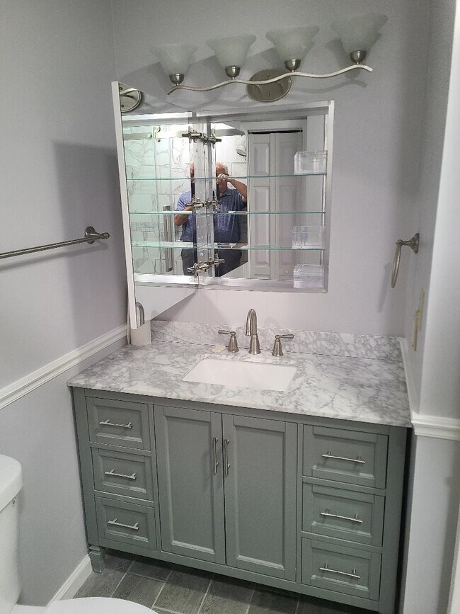 master bath - 1526 Old Oak Ln