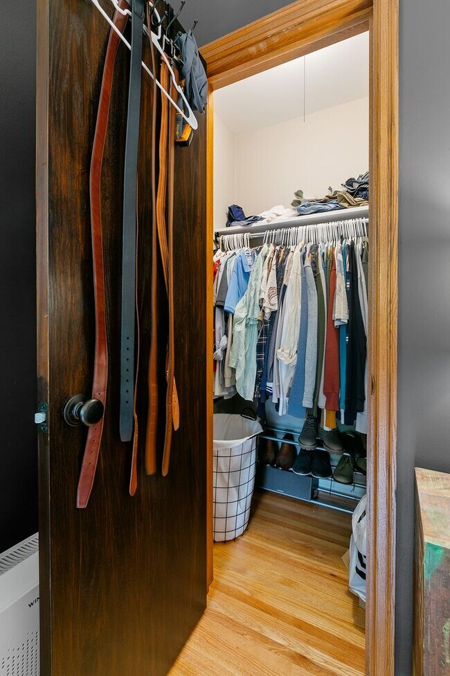 Building Photo - Charming 3 Bedroom Home Golden Valley