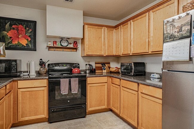 Building Photo - Unfurnished Two bedroom, Two bath Ground Floor Townhouse | Available June