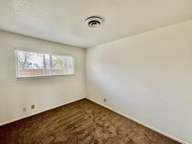 Building Photo - COMING SOON!  3 Bedroom, 2 Bath home with Easy Commute Access