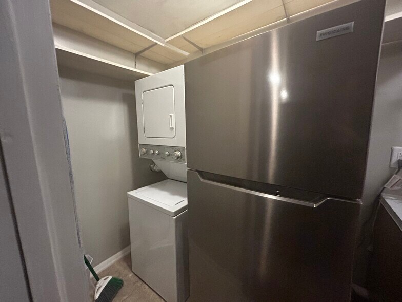 Laundry in unit - 2063 Newhaven Dr