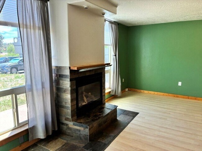 Building Photo - 340 Straight Creek Dr