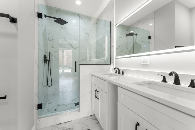 Building Photo - 7428 N Rogers Ave