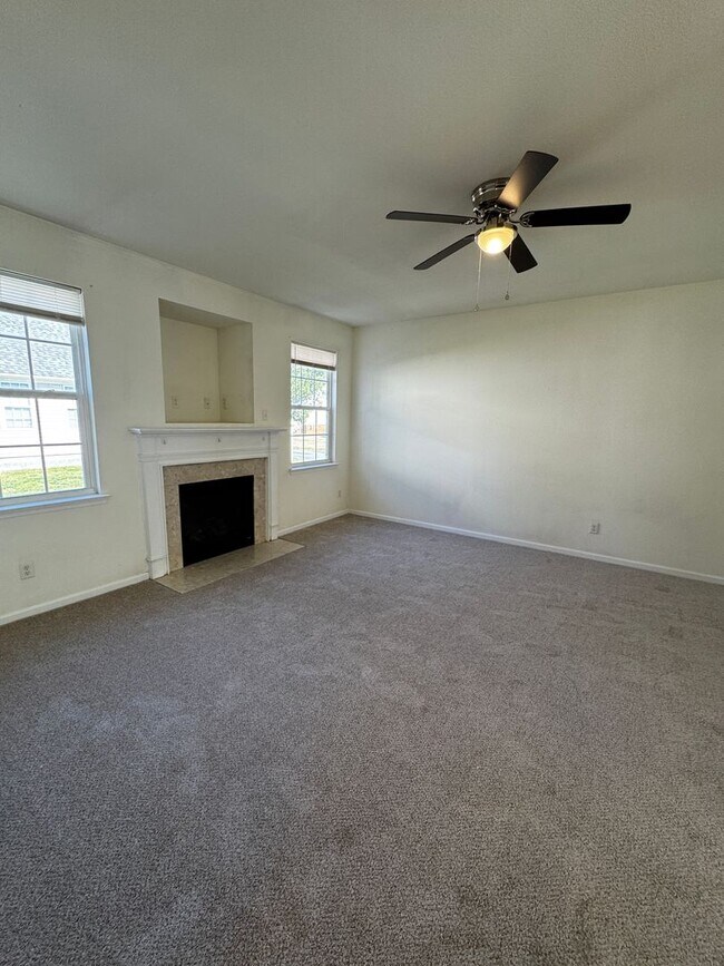 Building Photo - BEAUTIFUL OPEN FLOOR PLAN