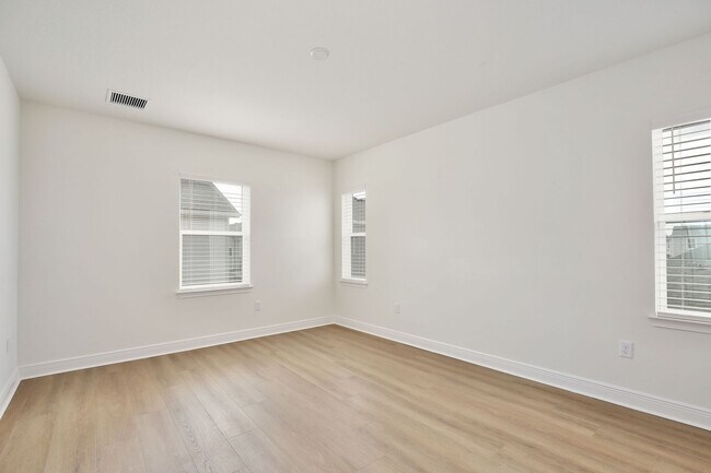 Building Photo - Modern 1/1 Garage Apartment Living with 1 Car Garage in the Heart of Laureate Park!