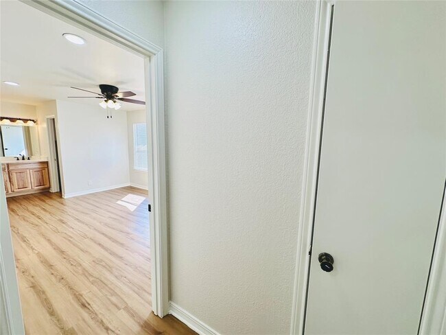 Building Photo - 1605 Somerset Dr