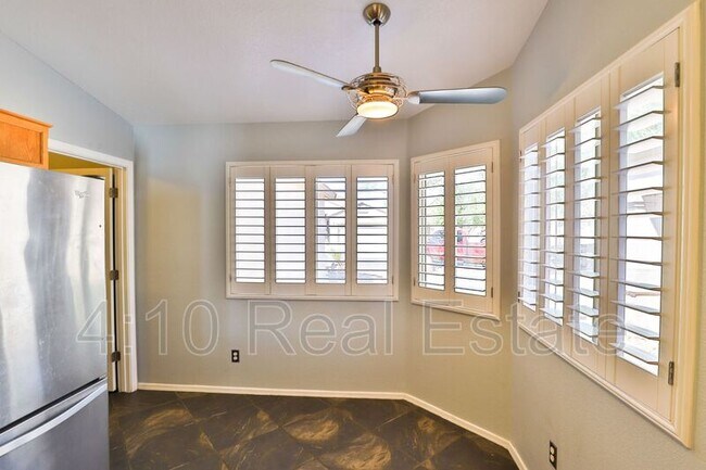 Building Photo - 30725 N Royal Oak Way