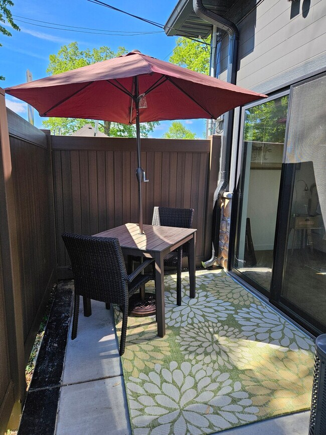 Building Photo - 5913 Lake Edge Rd