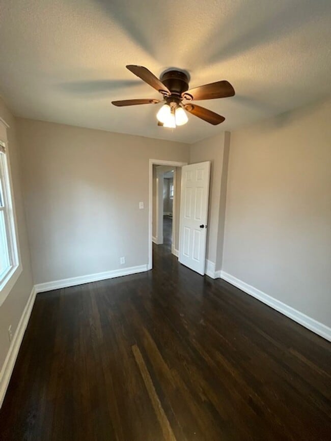 Building Photo - 3bd/1ba Home, Large Yard!! Half off 2nd Mo...