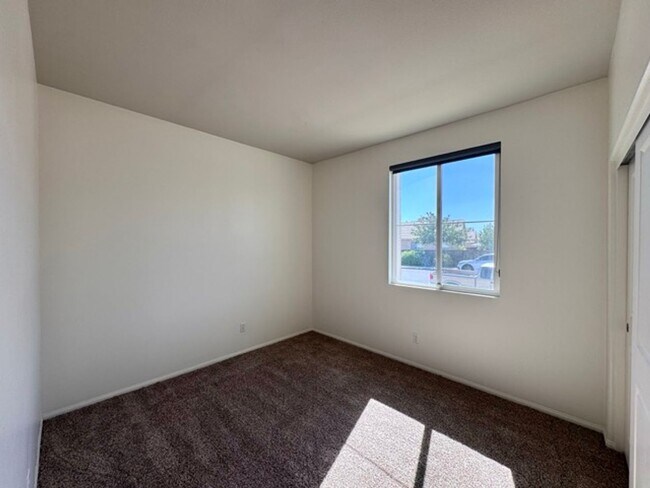 Building Photo - MOVE IN SPECIAL!! Move in on or before Oct...