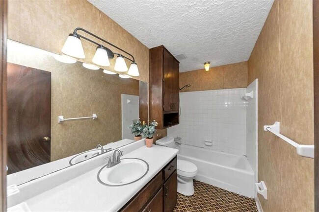 Building Photo - 3215 Redona Dr