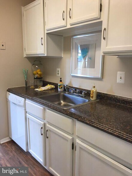 Building Photo - 3945 Lyndhurst Dr