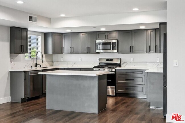 Building Photo - 819 E La Palma Dr