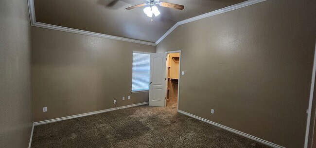 Building Photo - 2 bedroom 2 bath close to Clear Creek 8/12 move in date